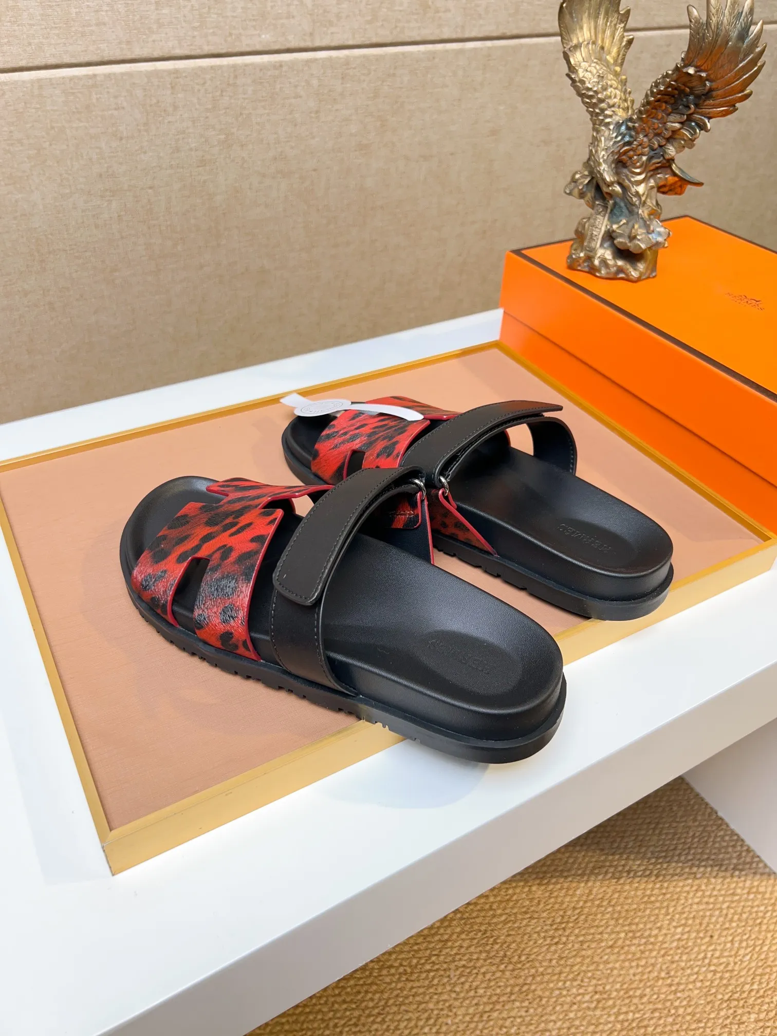 Men's clothing and shoes 💰340 💅💅💅 new arrival. Hermes Hermes official website latest counter synchronized new oran color leather H slippers, the original Paris version flew back to the original model and opened the mold to make it perfectly🍌The highest quality Sincerity, you can enter and leave the counter at will [Deyi] The upper is made of original customized  colored palm prints, crocodile print, ostrich print, colored cow leather, colored cow suede, 🤔 horse hair, 🥳 colored diamonds, 🥰 3D printing, and other genuine leather slippers, imported cow pattern foot pad lining, Italian  latest original genuine leather combination outsole Code number: 38-48 (customized at 46.47.48) Can be made into picture combination sole with genuine leather pattern and ordinary molded outsole